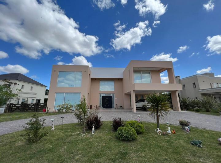 Casa · 400m² · 5 Ambientes · 5 Cocheras