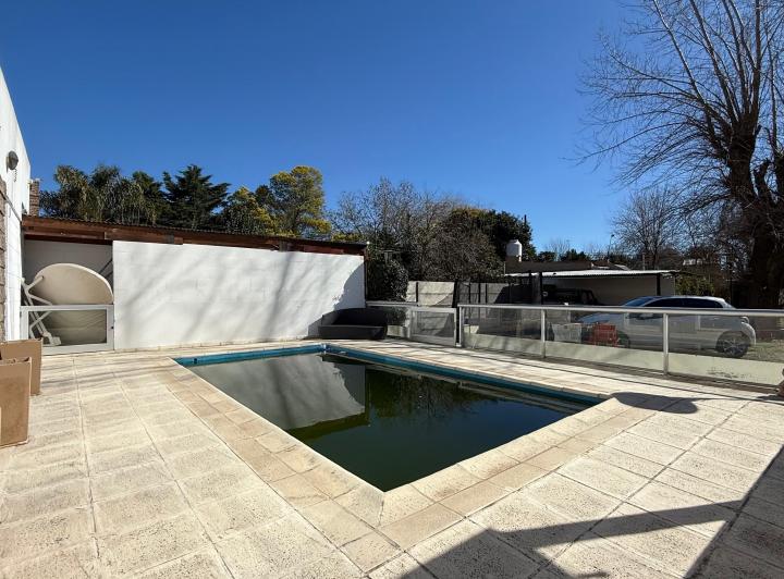 Casa · 240m² · 8 Ambientes