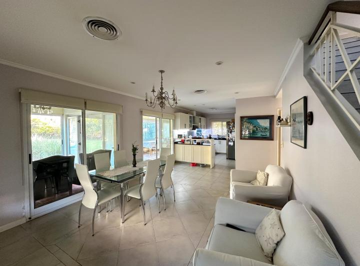 Casa · 280m² · 5 Ambientes · 1 Cochera