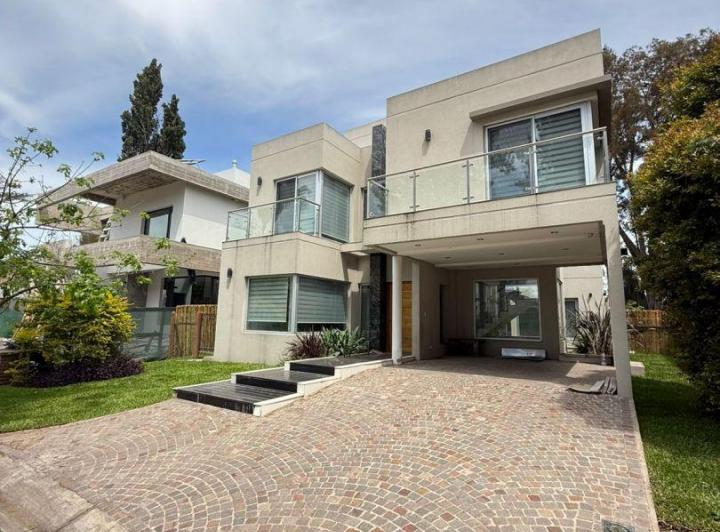 Casa · 258m² · 5 Ambientes · 3 Cocheras