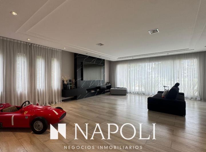 Casa · 881m² · 10 Ambientes · 2 Cocheras