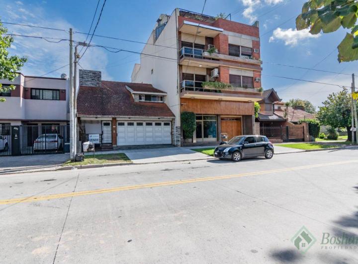 Casa · 300m² · 5 Ambientes · 2 Cocheras