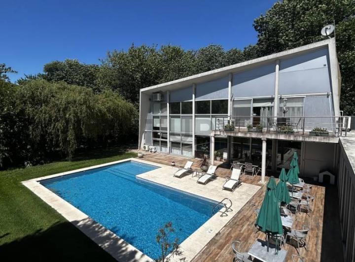 Casa · 385m² · 8 Ambientes · 4 Cocheras
