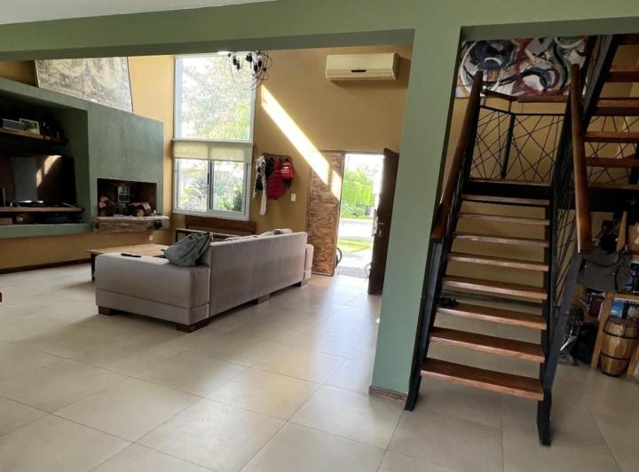 Casa · 168m² · 5 Ambientes · 2 Cocheras