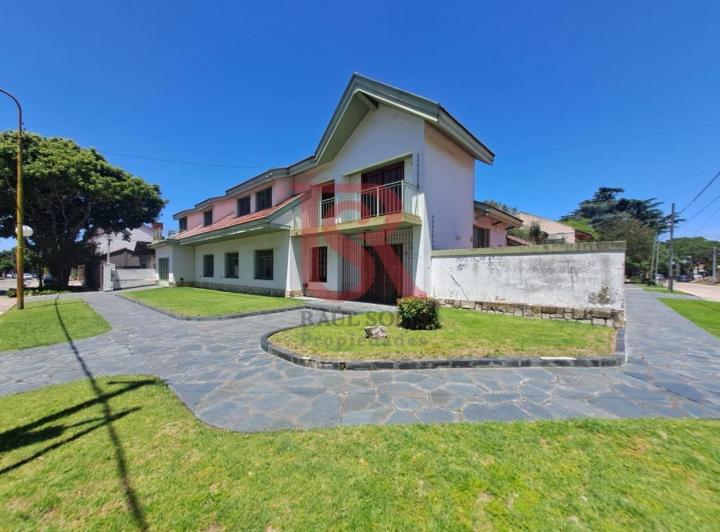 Casa · 600m² · 8 Ambientes · 4 Cocheras