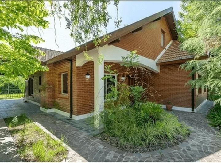 Casa · 217m² · 6 Ambientes · 1 Cochera