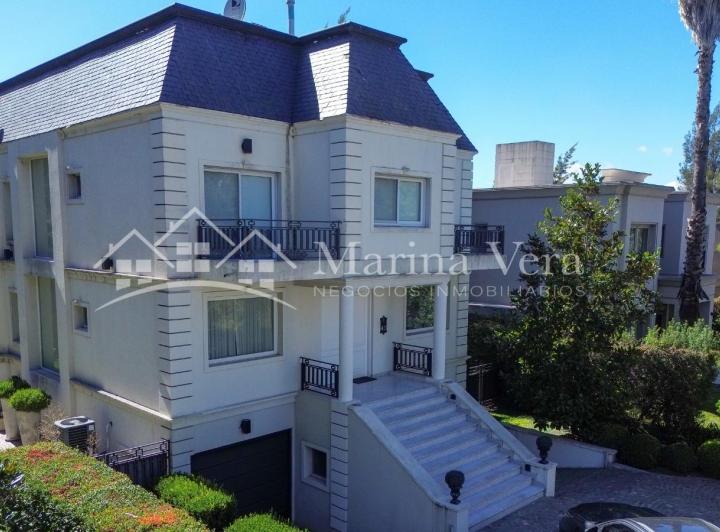 Casa · 560m² · 7 Ambientes · 3 Cocheras