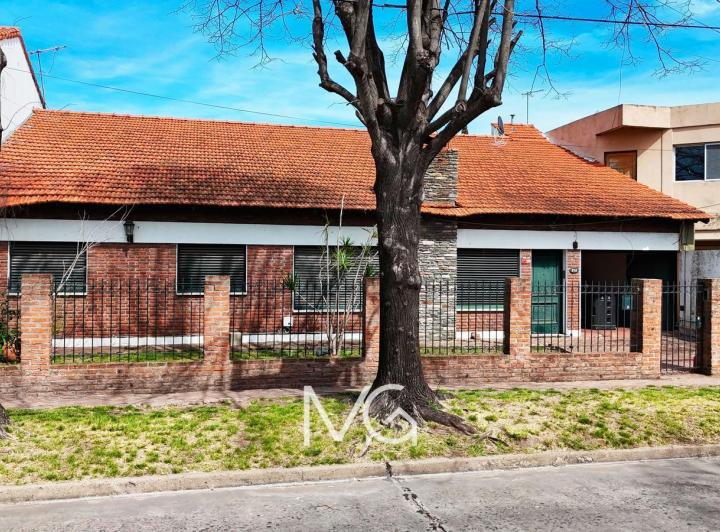 Casa · 200m² · 6 Ambientes · 2 Cocheras