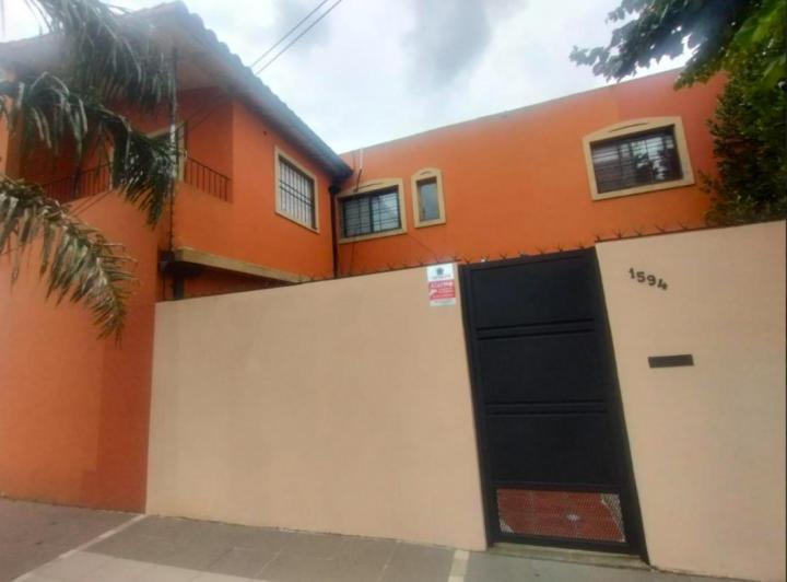 Casa · 130m² · 6 Ambientes · 3 Cocheras