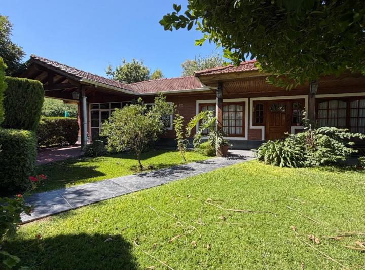 Casa · 200m² · 4 Ambientes · 2 Cocheras