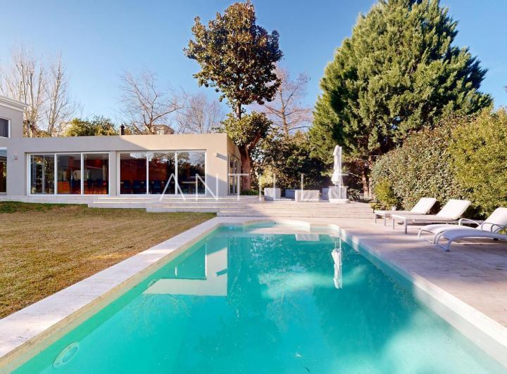 Casa · 1000m² · 7 Ambientes · 2 Cocheras