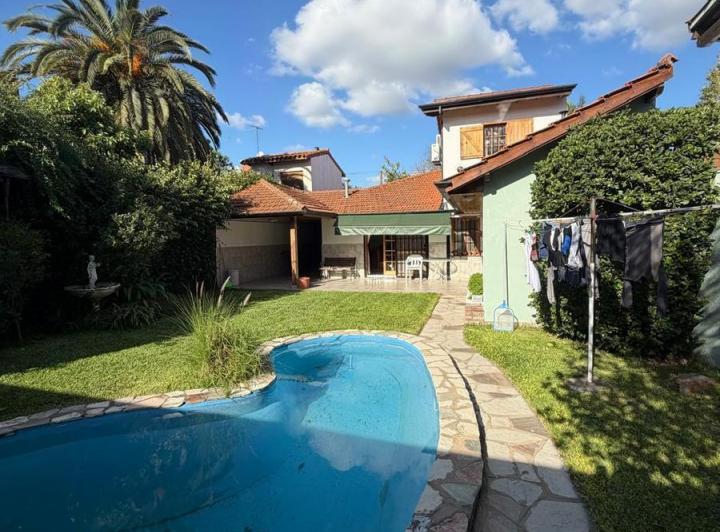 Casa · 275m² · 5 Ambientes · 4 Cocheras