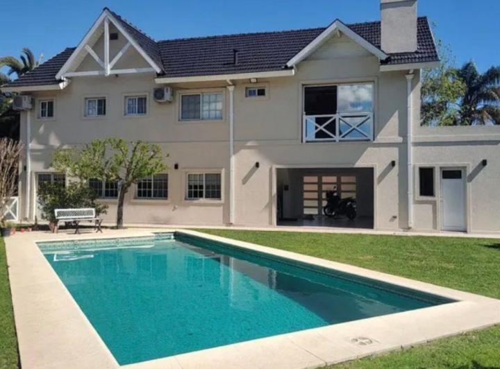 Casa · 302m² · 5 Ambientes · 3 Cocheras