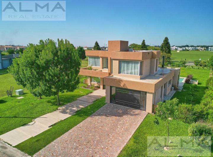Casa · 250m² · 5 Ambientes
