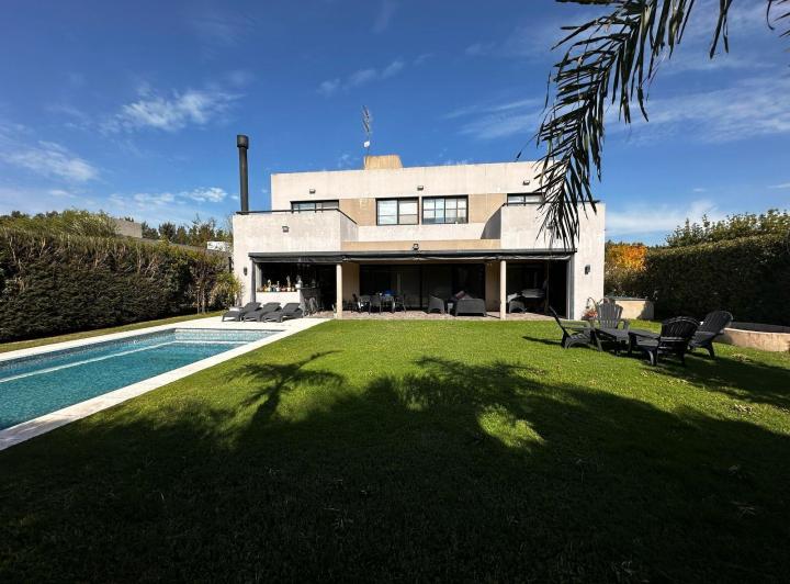 Casa · 218m² · 5 Ambientes · 6 Cocheras