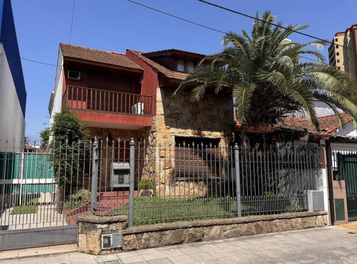 Casa · 210m² · 5 Ambientes · 5 Cocheras