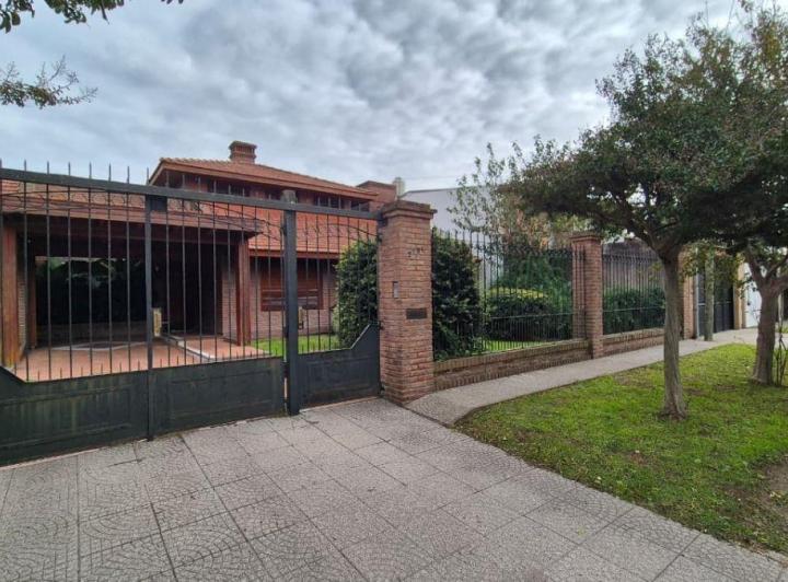 Casa · 290m² · 8 Ambientes · 2 Cocheras