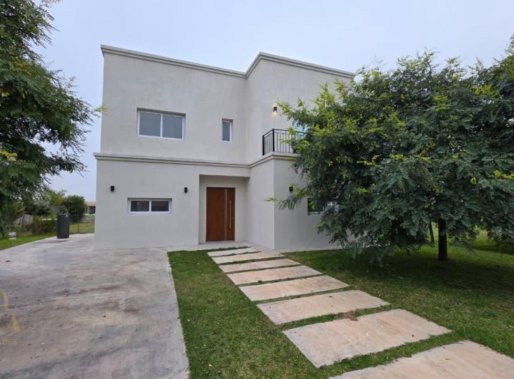 Casa · 220m² · 6 Ambientes · 3 Cocheras