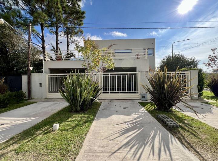 Casa · 282m² · 9 Ambientes · 2 Cocheras