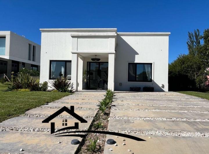 Casa · 235m² · 5 Ambientes · 3 Cocheras