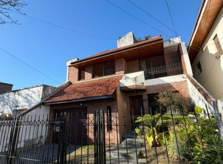 Casa · 250m² · 6 Ambientes · 2 Cocheras
