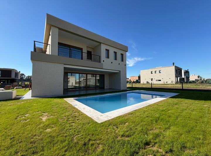 Casa · 320m² · 5 Ambientes · 3 Cocheras
