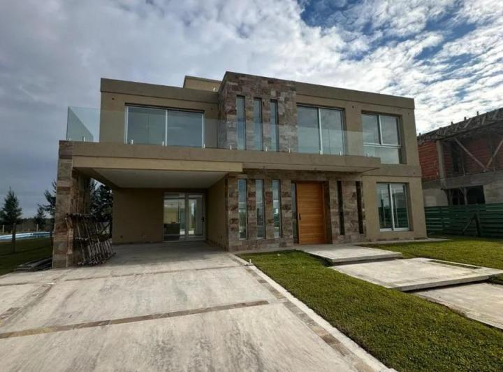 Casa · 270m² · 5 Ambientes · 4 Cocheras
