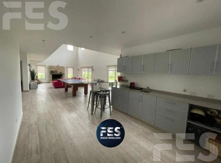 Casa · 1800m² · 6 Ambientes