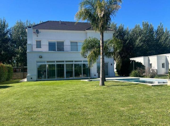 Casa · 230m² · 5 Ambientes