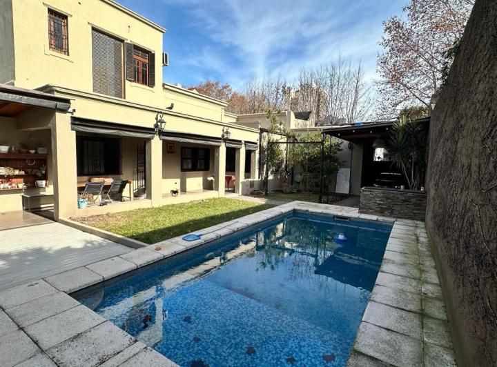 Casa · 218m² · 6 Ambientes · 2 Cocheras
