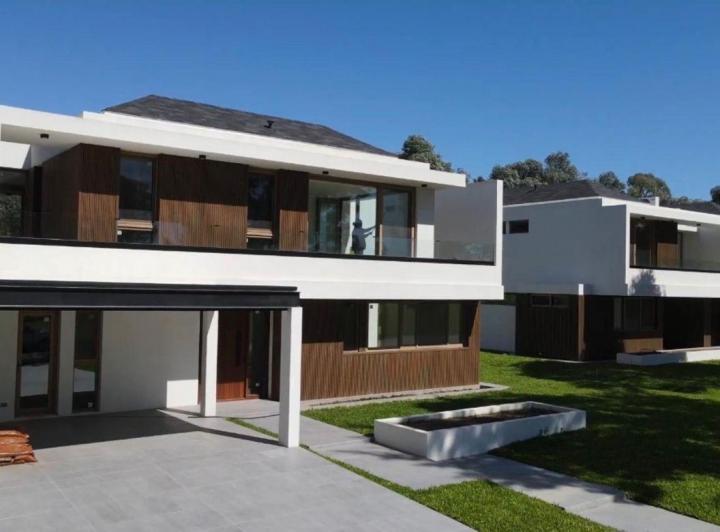 Casa · 245m² · 6 Ambientes · 6 Cocheras