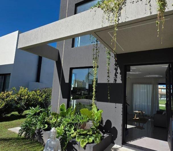 Casa · 185m² · 5 Ambientes · 4 Cocheras