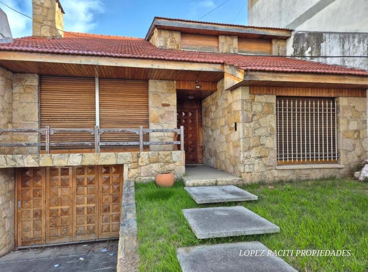 Casa · 287m² · 6 Ambientes · 1 Cochera