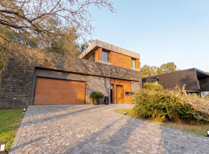 Casa · 320m² · 8 Ambientes · 1 Cochera