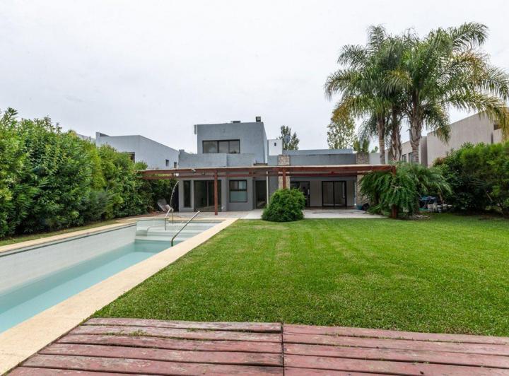 Casa · 220m² · 5 Ambientes · 2 Cocheras