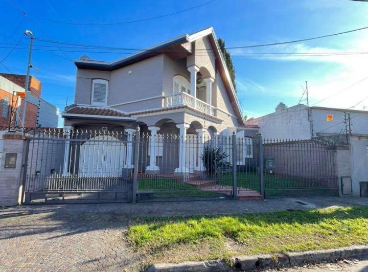 Casa · 375m² · 5 Ambientes · 2 Cocheras
