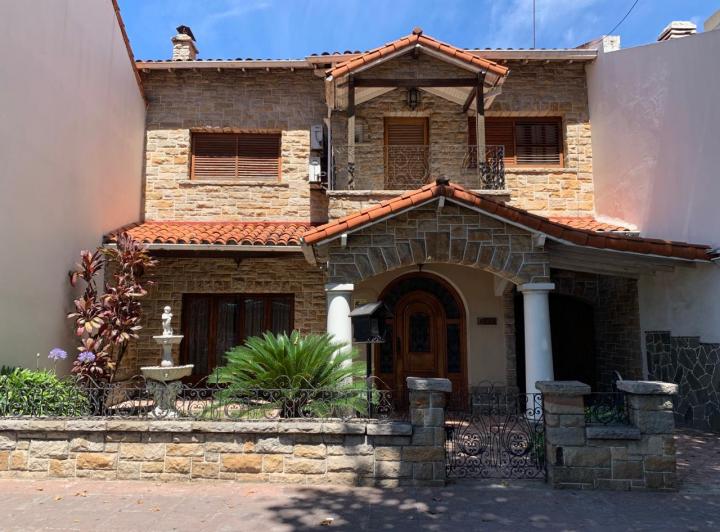 Casa · 370m² · 5 Ambientes · 1 Cochera