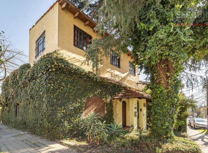 Casa · 220m² · 6 Ambientes · 1 Cochera