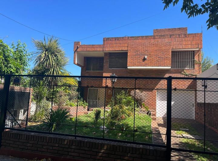 Casa · 180m² · 5 Ambientes · 3 Cocheras