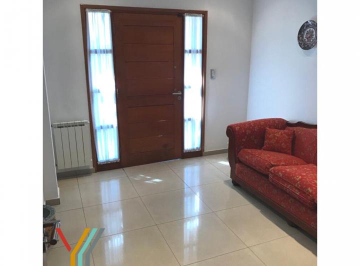 Casa · 245m² · 7 Ambientes · 3 Cocheras