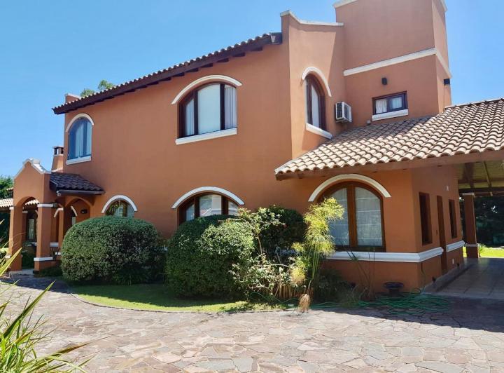 Casa · 350m² · 6 Ambientes · 1 Cochera
