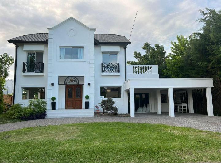 Casa · 350m² · 5 Ambientes · 2 Cocheras