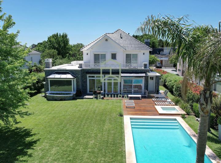 Casa · 372m² · 8 Ambientes · 3 Cocheras