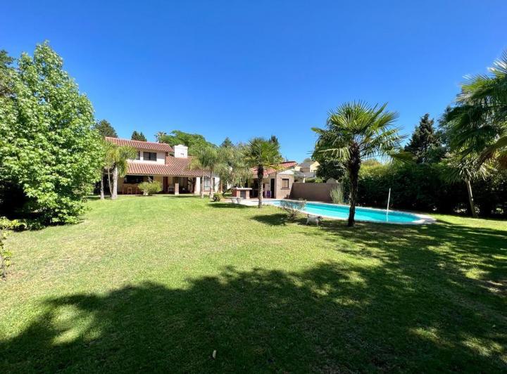Casa · 300m² · 6 Ambientes · 1 Cochera