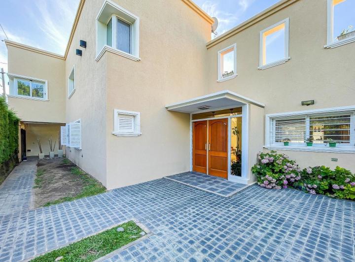 Casa · 288m² · 6 Ambientes · 3 Cocheras