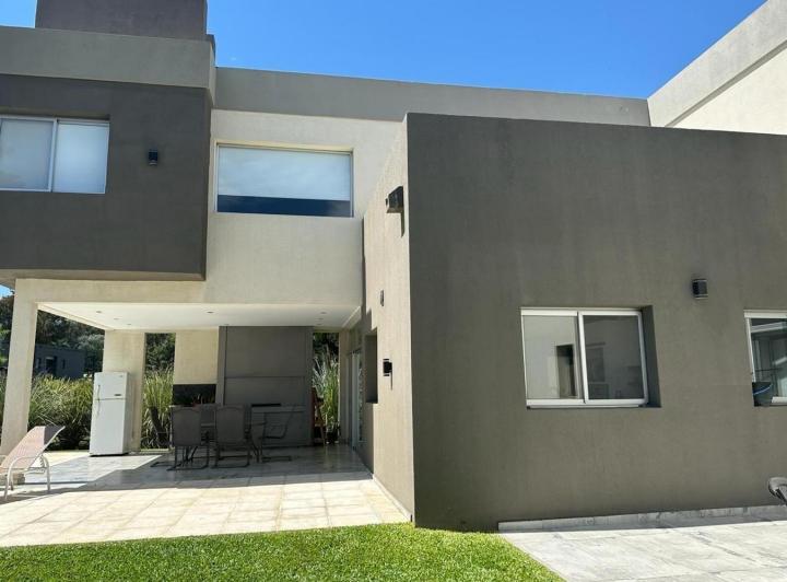 Casa · 350m² · 6 Ambientes · 2 Cocheras
