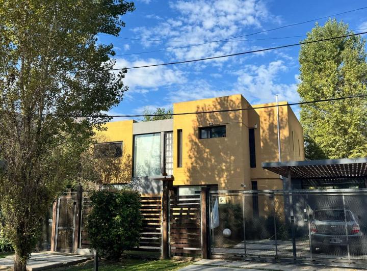 Casa · 160m² · 5 Ambientes · 2 Cocheras