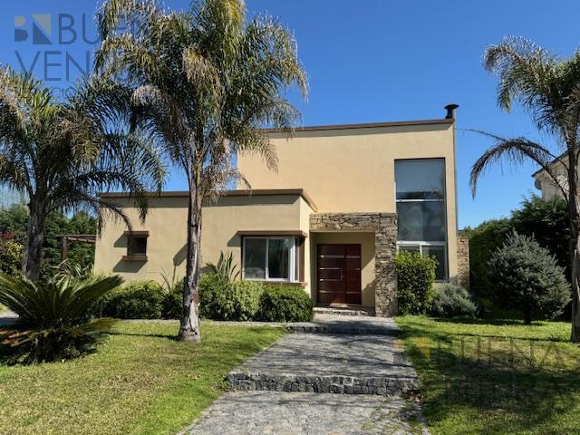 Casa · 250m² · 4 Dormitorios · 2 Cocheras