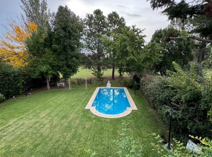 Casa · 300m² · 8 Ambientes · 1 Cochera
