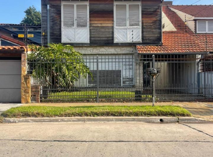 Casa · 200m² · 6 Ambientes · 3 Cocheras